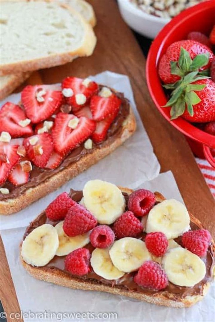 Nutella Toast - Toast topped with Nutella and berries.