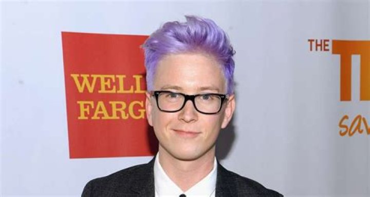 Tyler Oakley Height, Weight, Body Measurements, Shoe Size